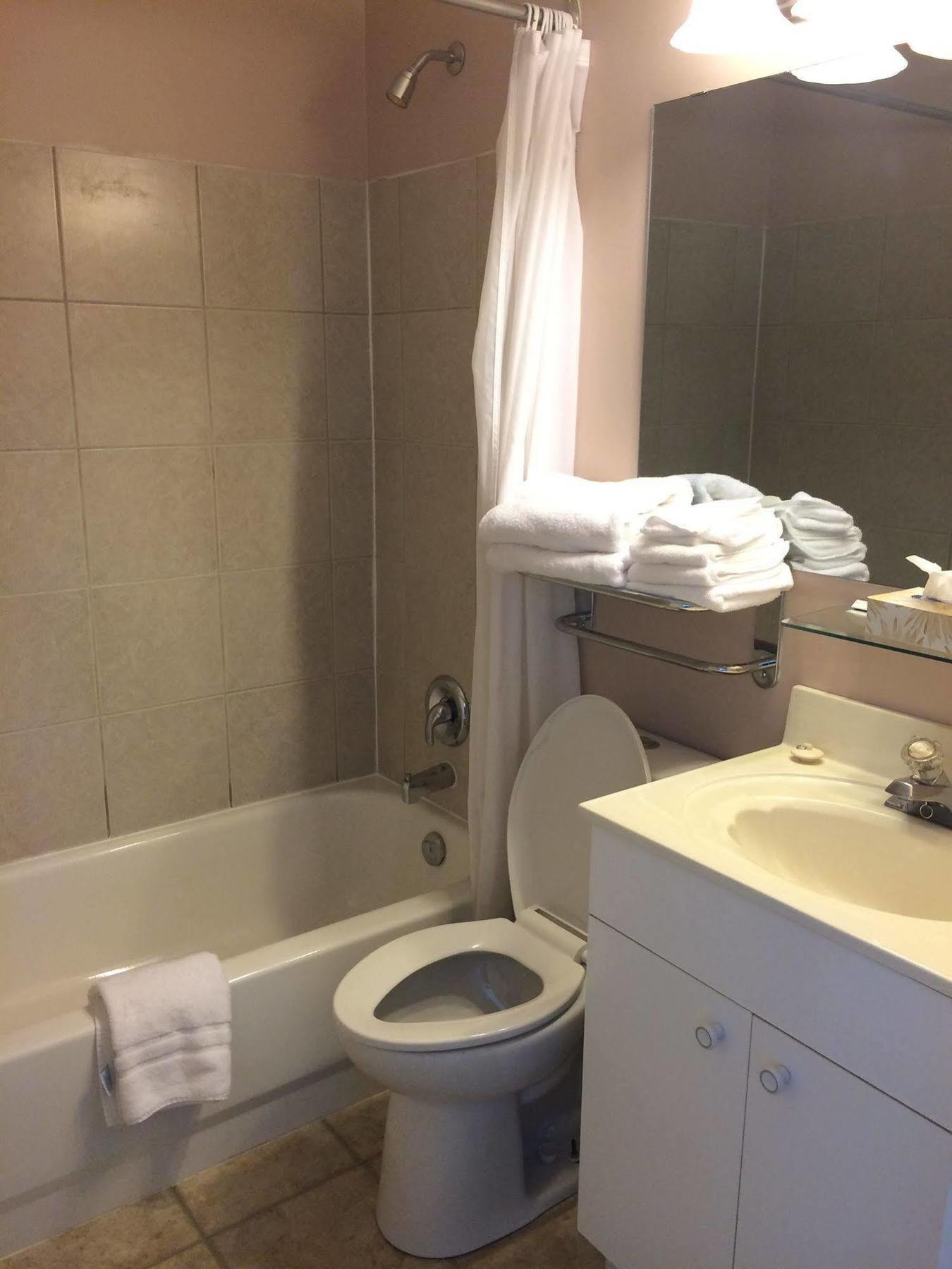 Shemron Suites Hotel Deep River 外观 照片