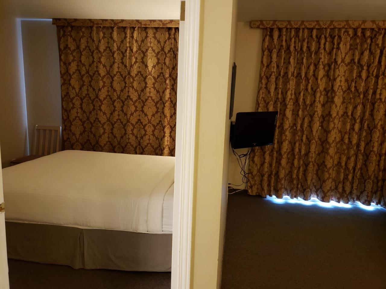 Shemron Suites Hotel Deep River 外观 照片
